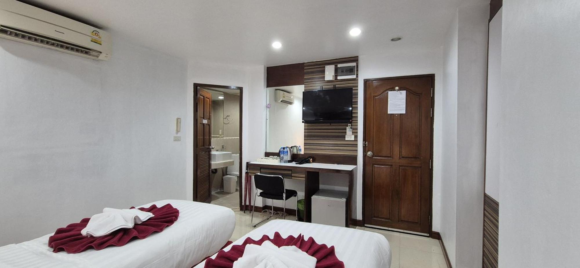 Patong Max Value Hotel Exterior photo