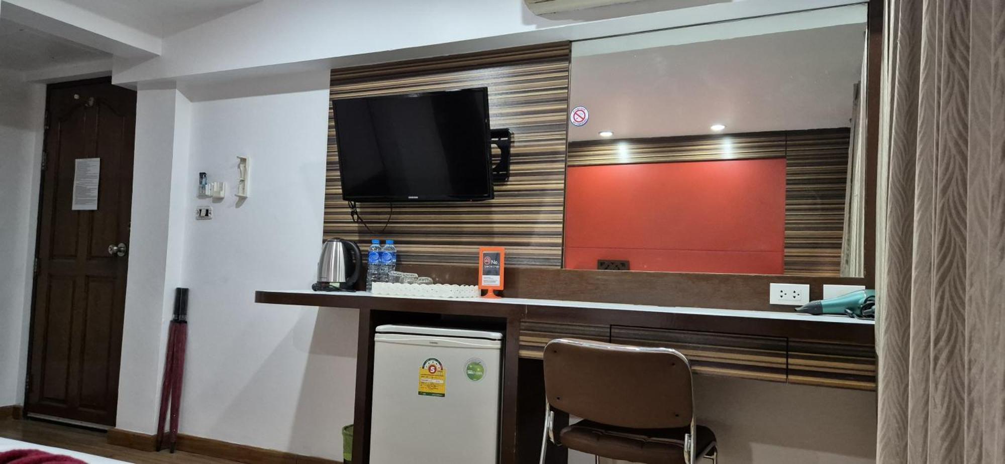 Patong Max Value Hotel Exterior photo