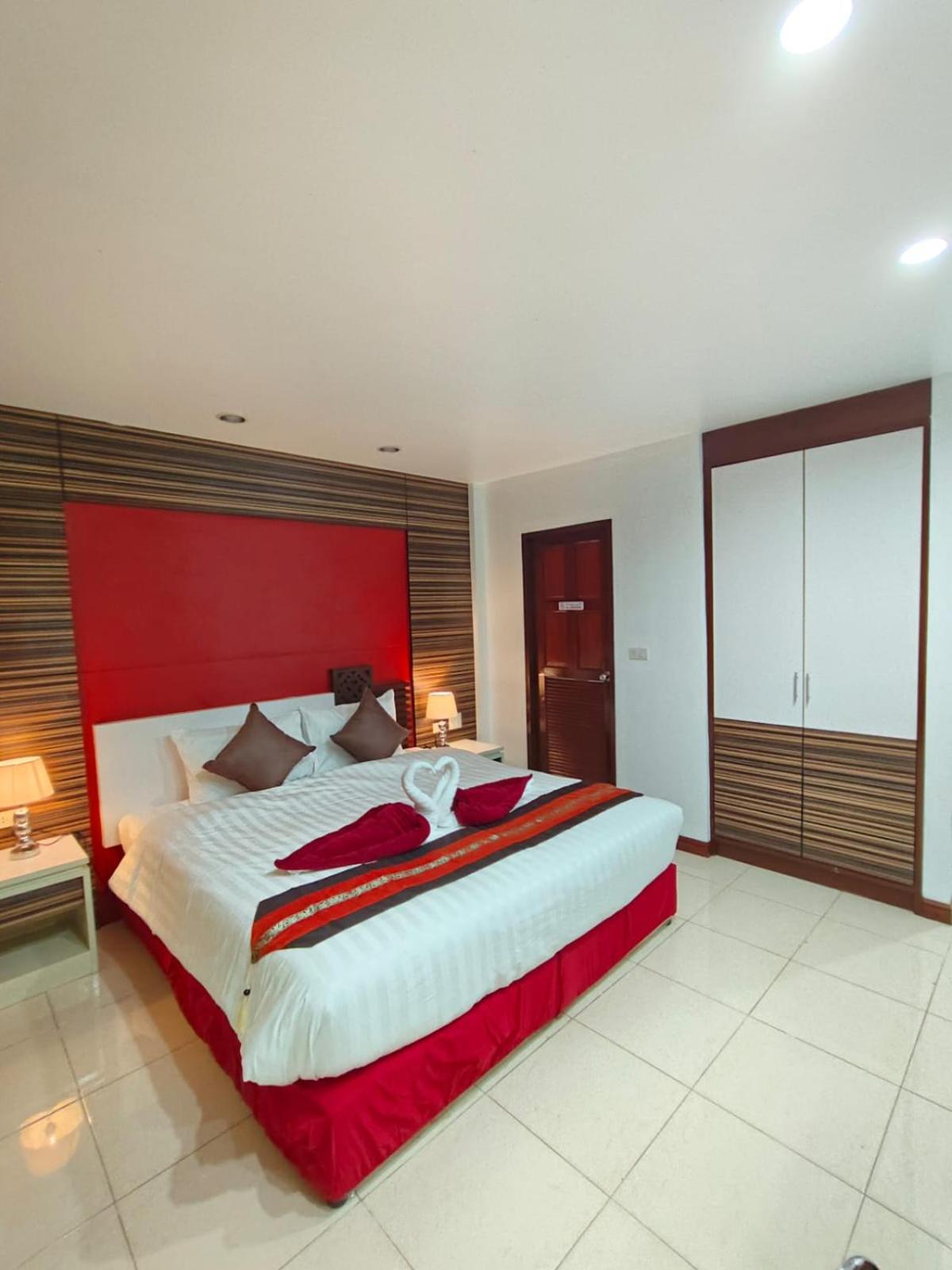 Patong Max Value Hotel Exterior photo