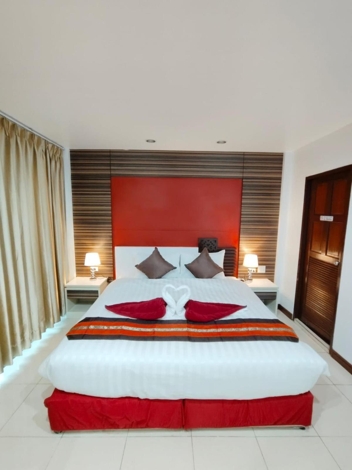 Patong Max Value Hotel Exterior photo