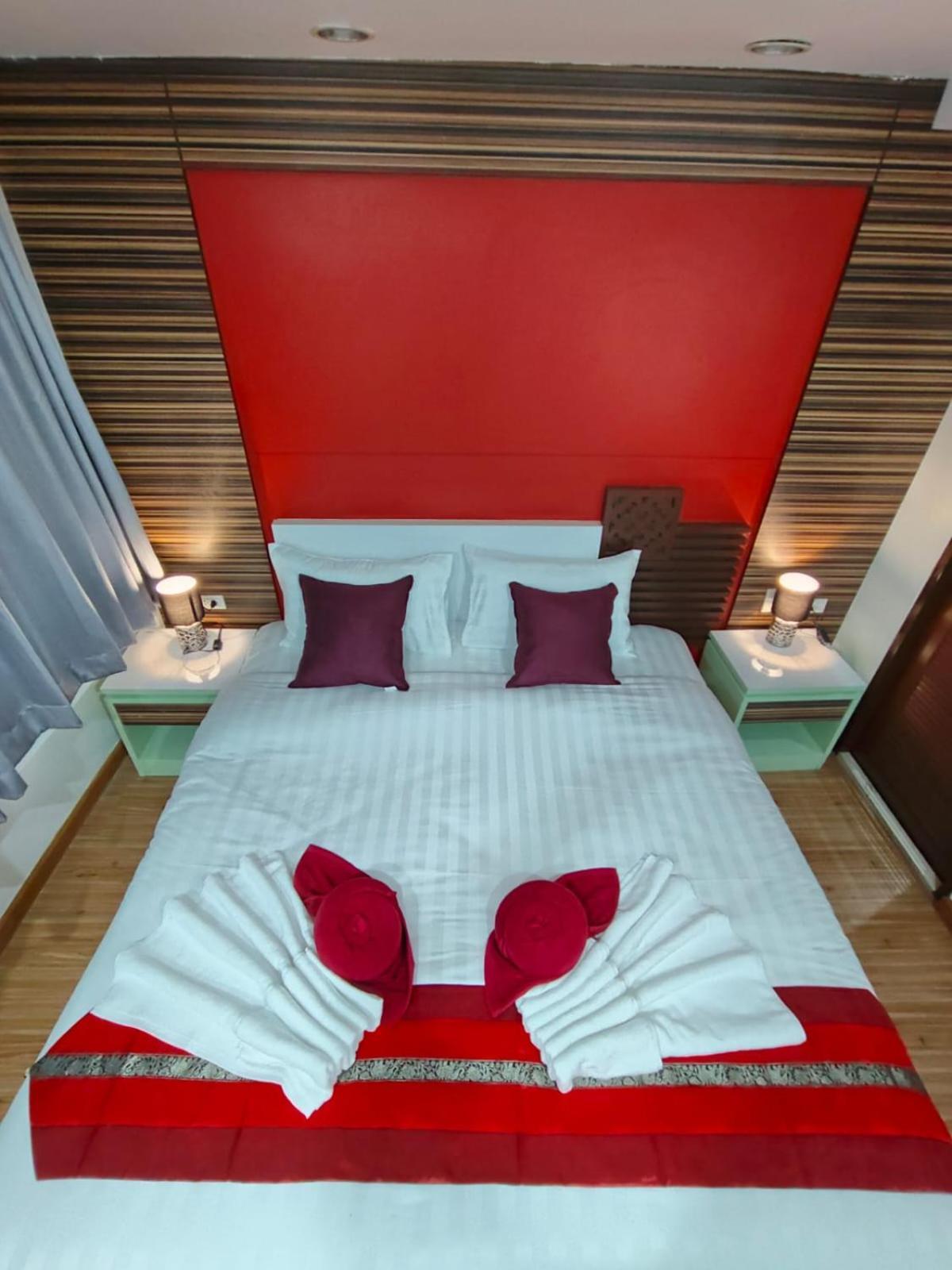 Patong Max Value Hotel Exterior photo
