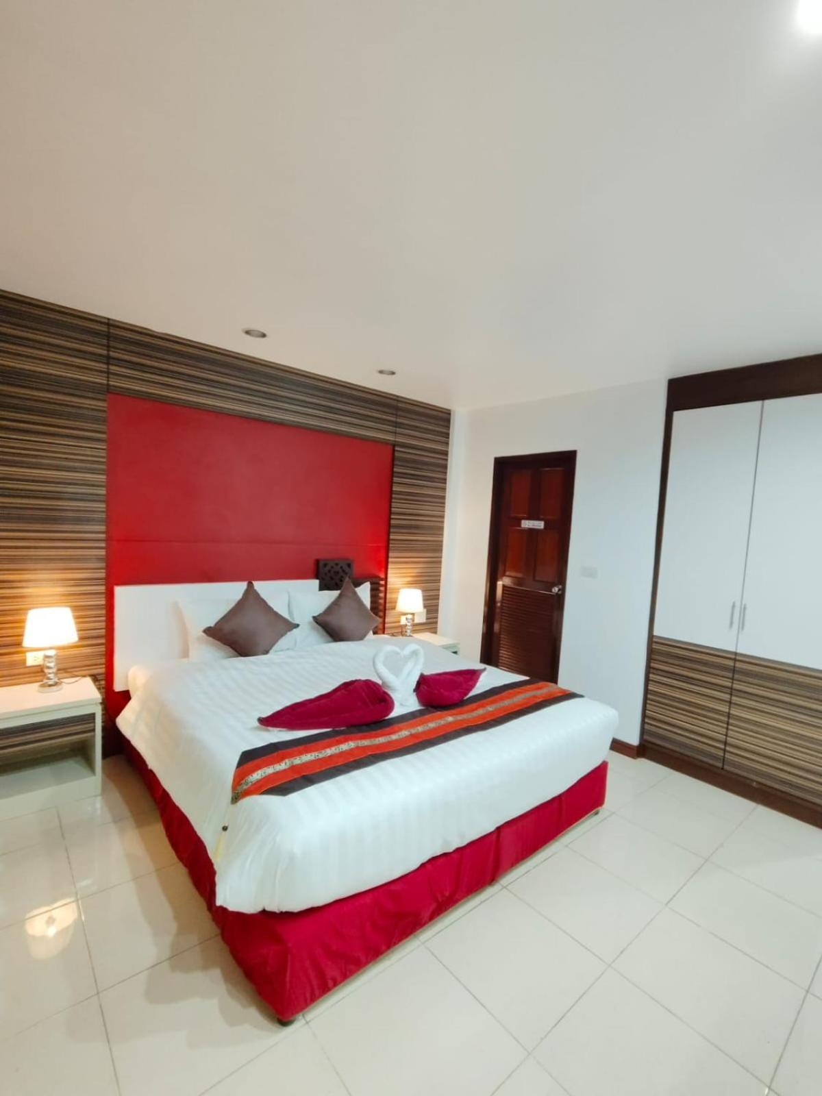 Patong Max Value Hotel Exterior photo