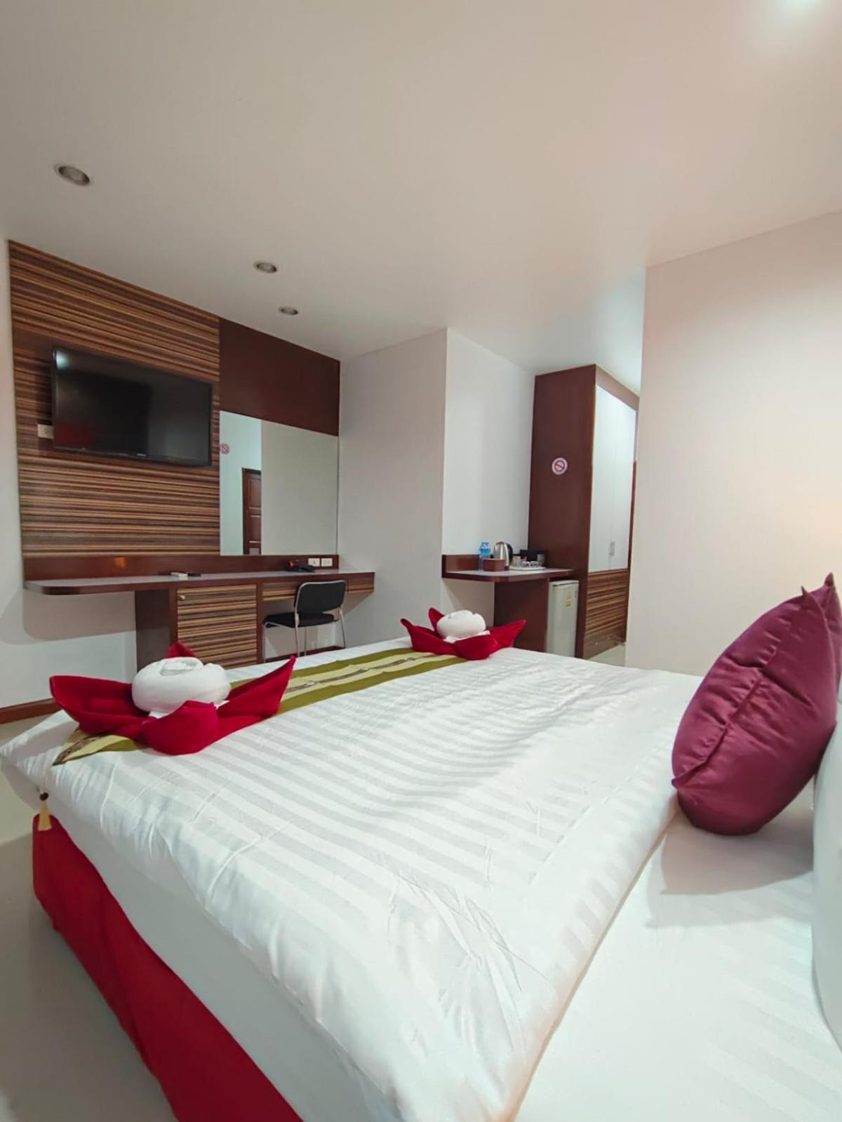Patong Max Value Hotel Exterior photo