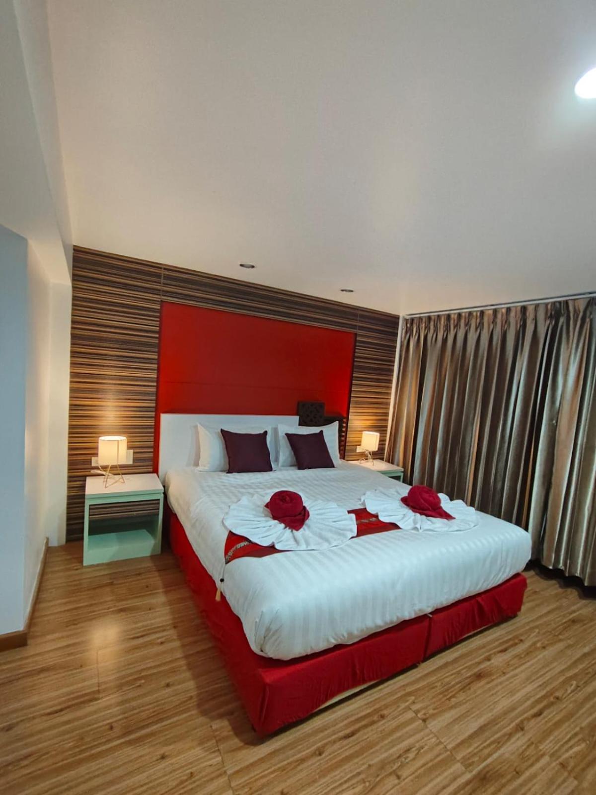 Patong Max Value Hotel Exterior photo
