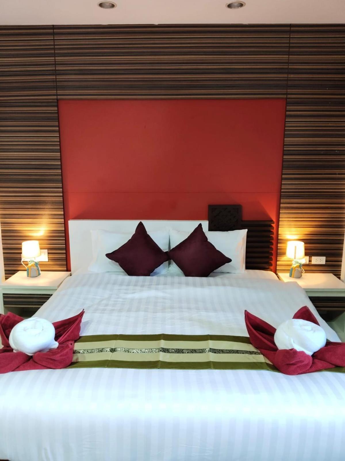 Patong Max Value Hotel Exterior photo