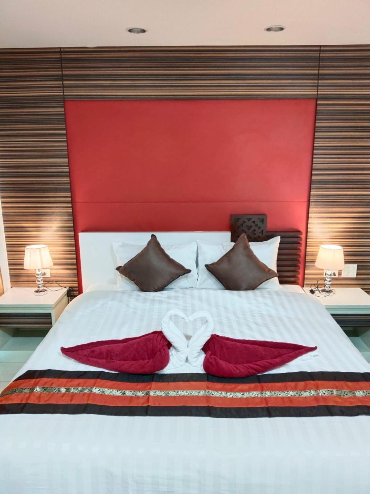 Patong Max Value Hotel Exterior photo