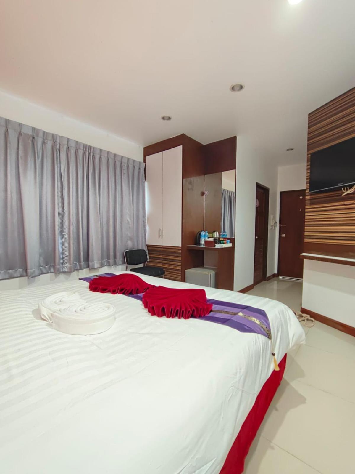 Patong Max Value Hotel Exterior photo