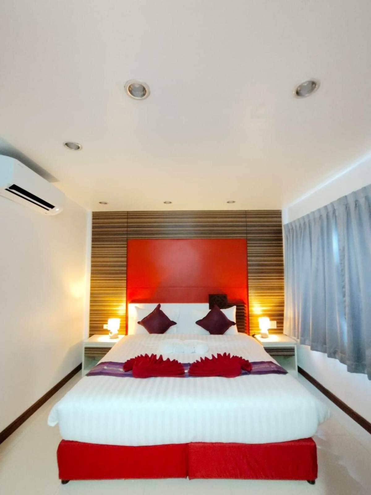 Patong Max Value Hotel Exterior photo
