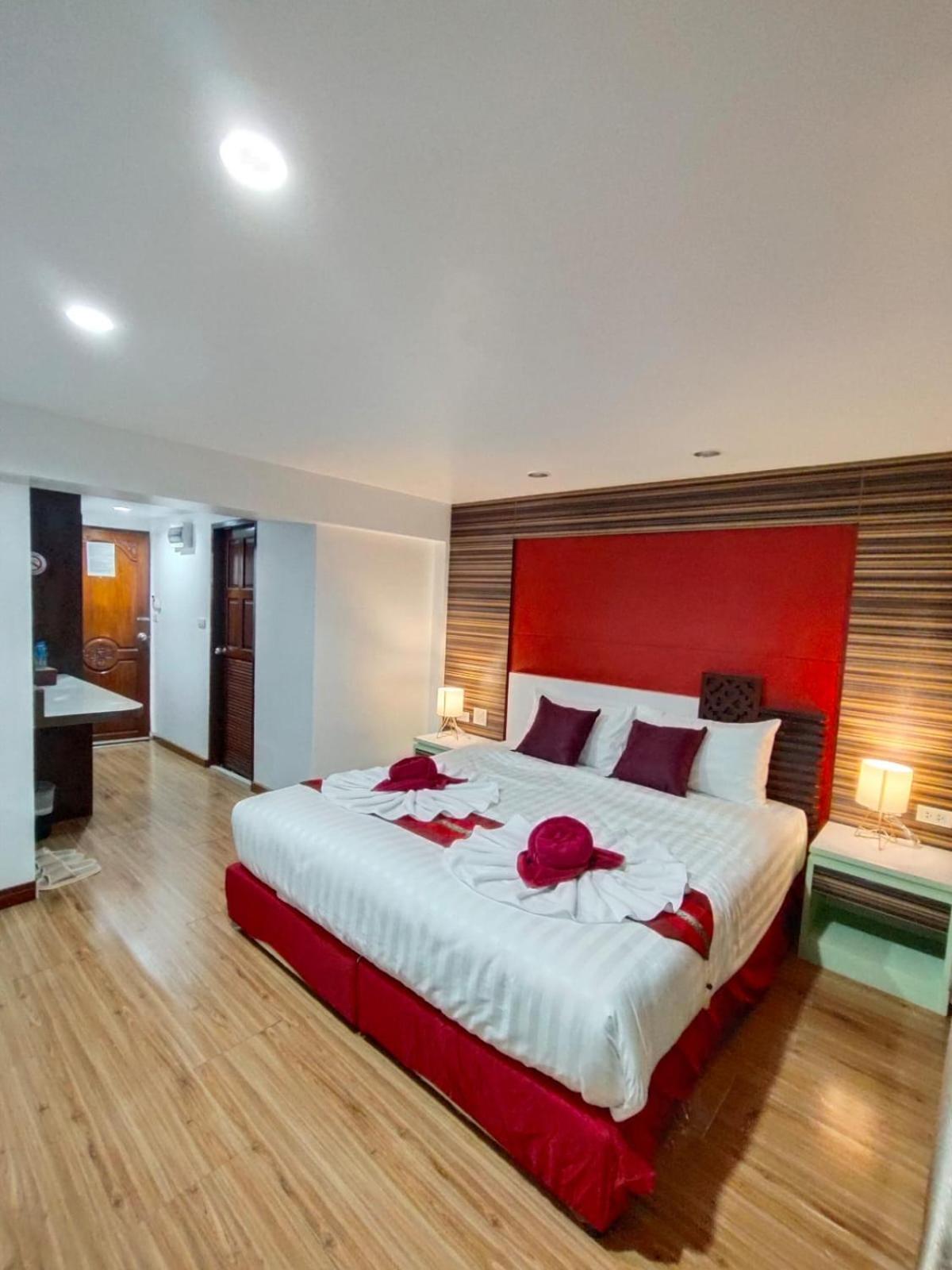Patong Max Value Hotel Exterior photo