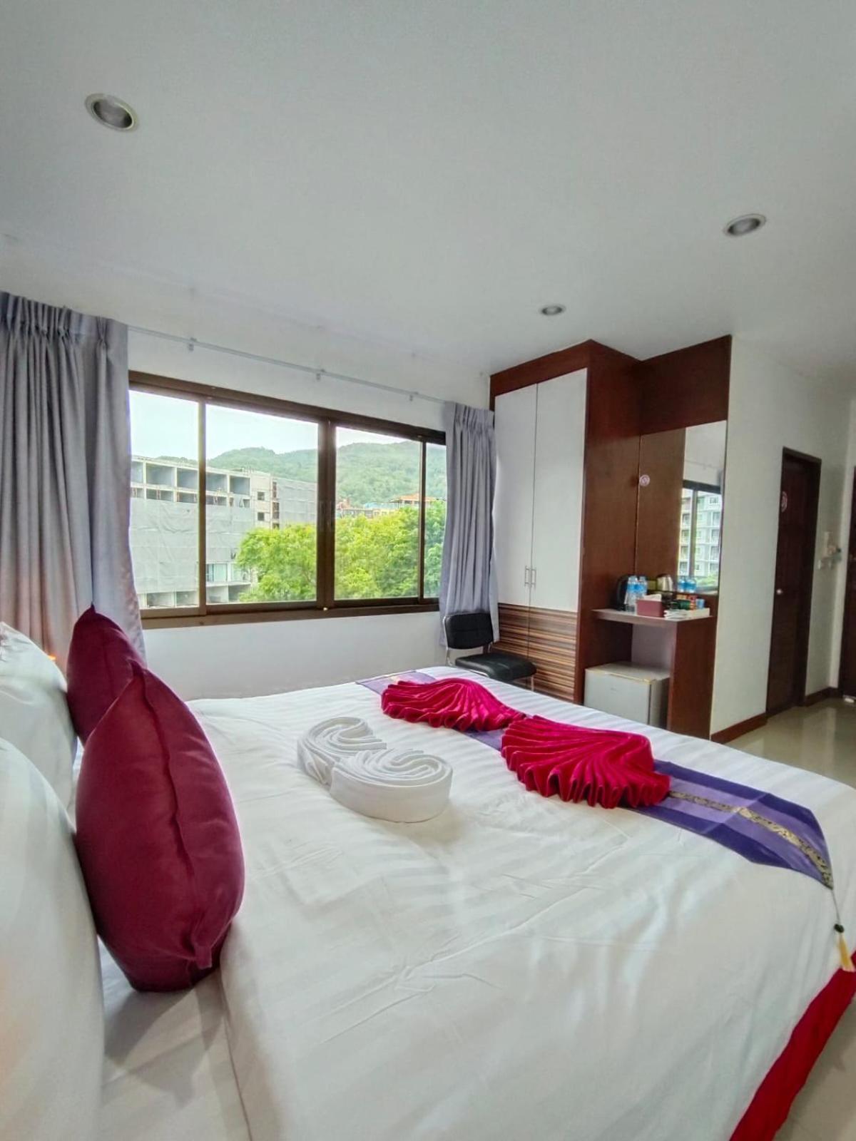 Patong Max Value Hotel Exterior photo