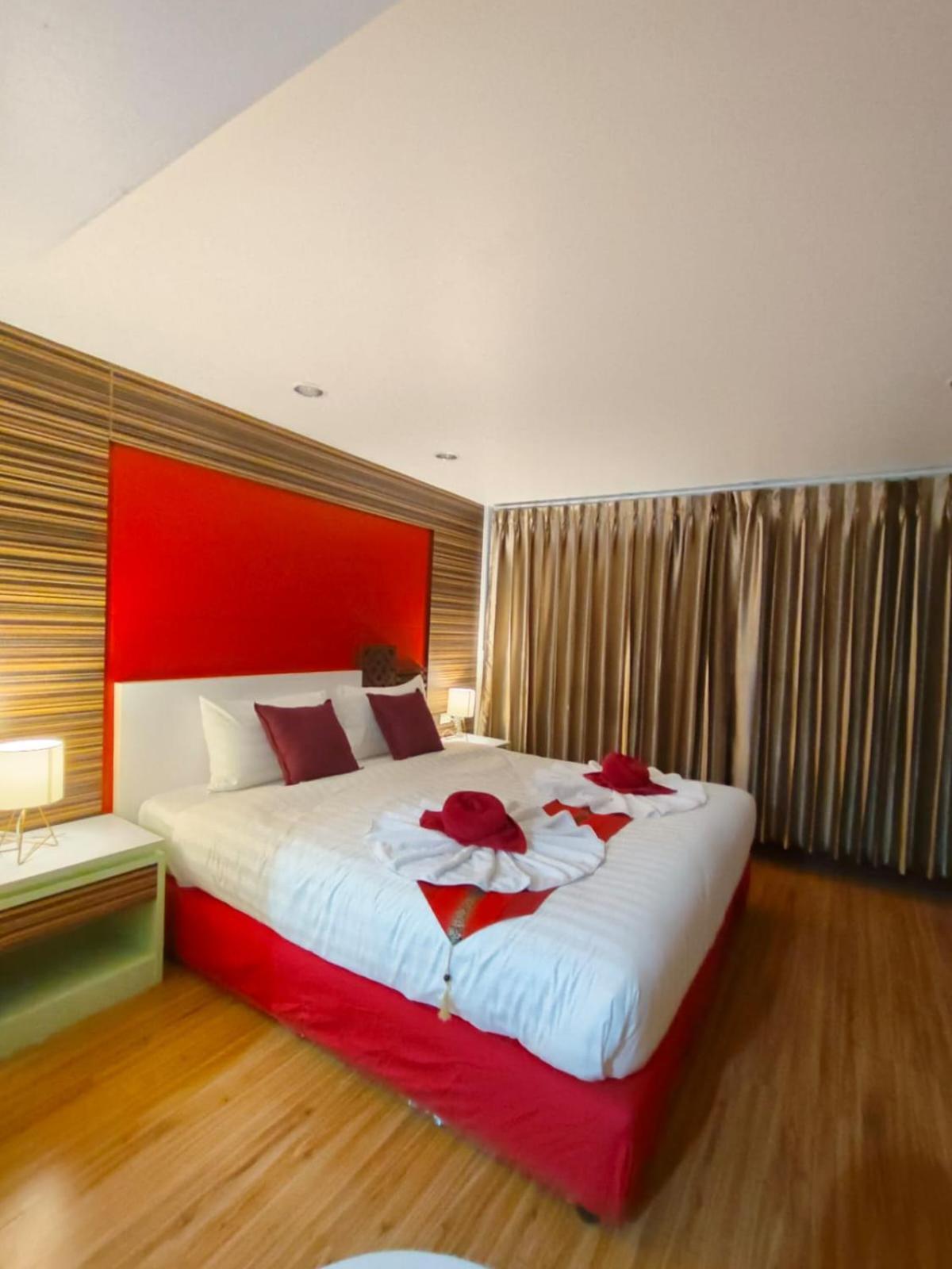 Patong Max Value Hotel Exterior photo