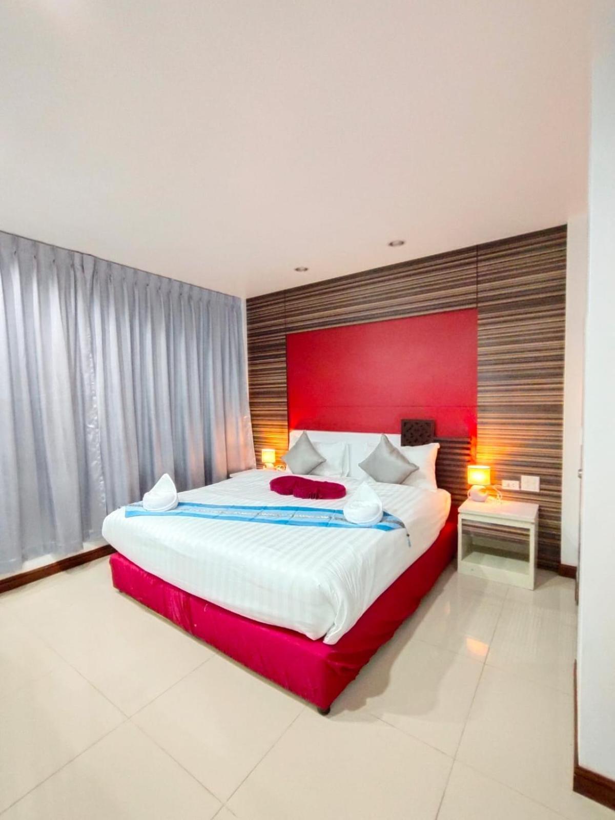Patong Max Value Hotel Exterior photo
