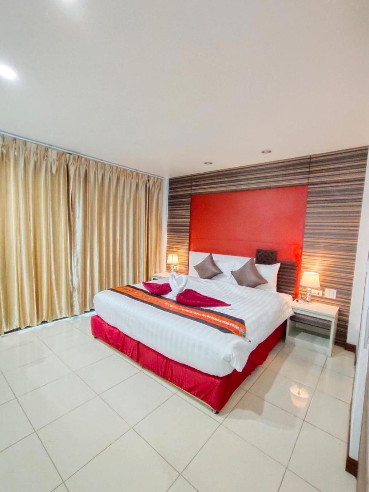 Patong Max Value Hotel Exterior photo