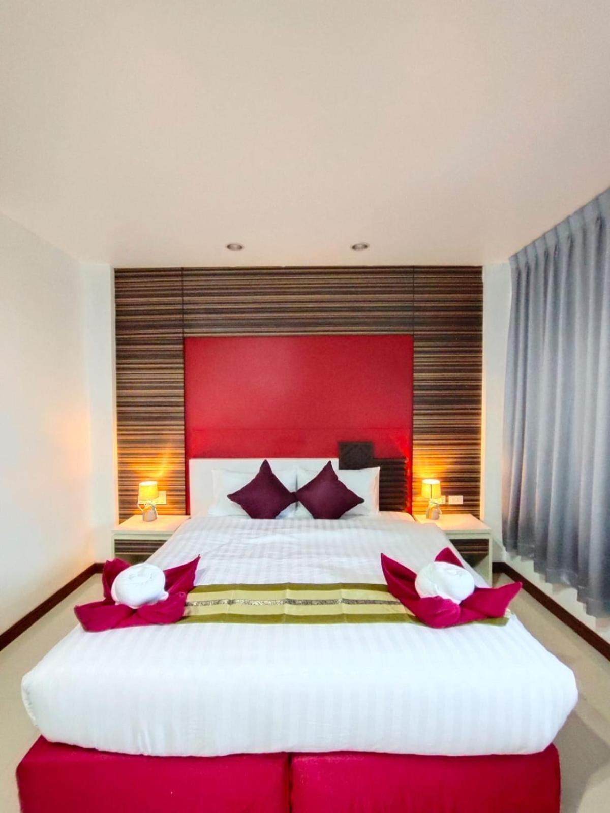Patong Max Value Hotel Exterior photo