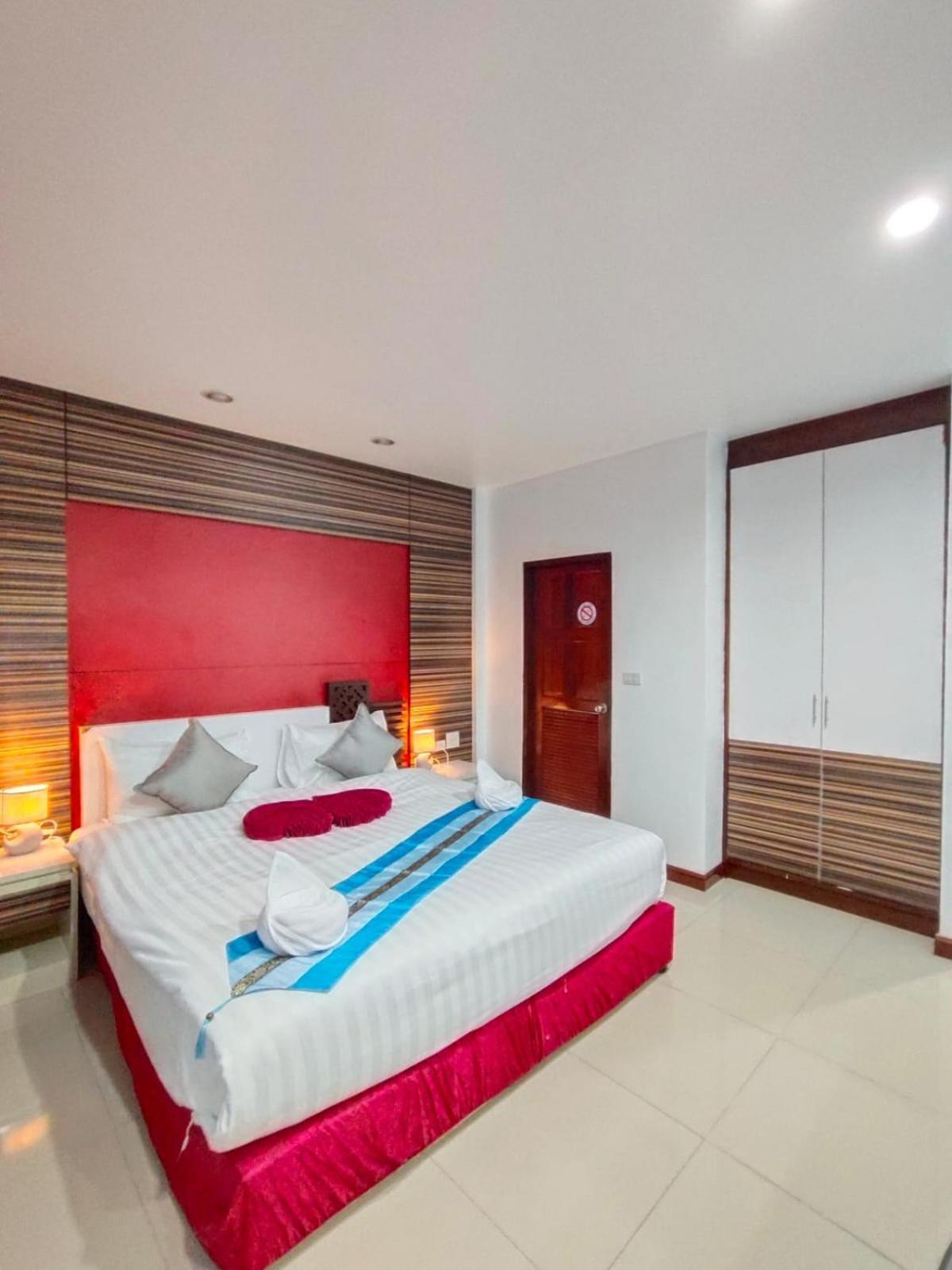 Patong Max Value Hotel Exterior photo