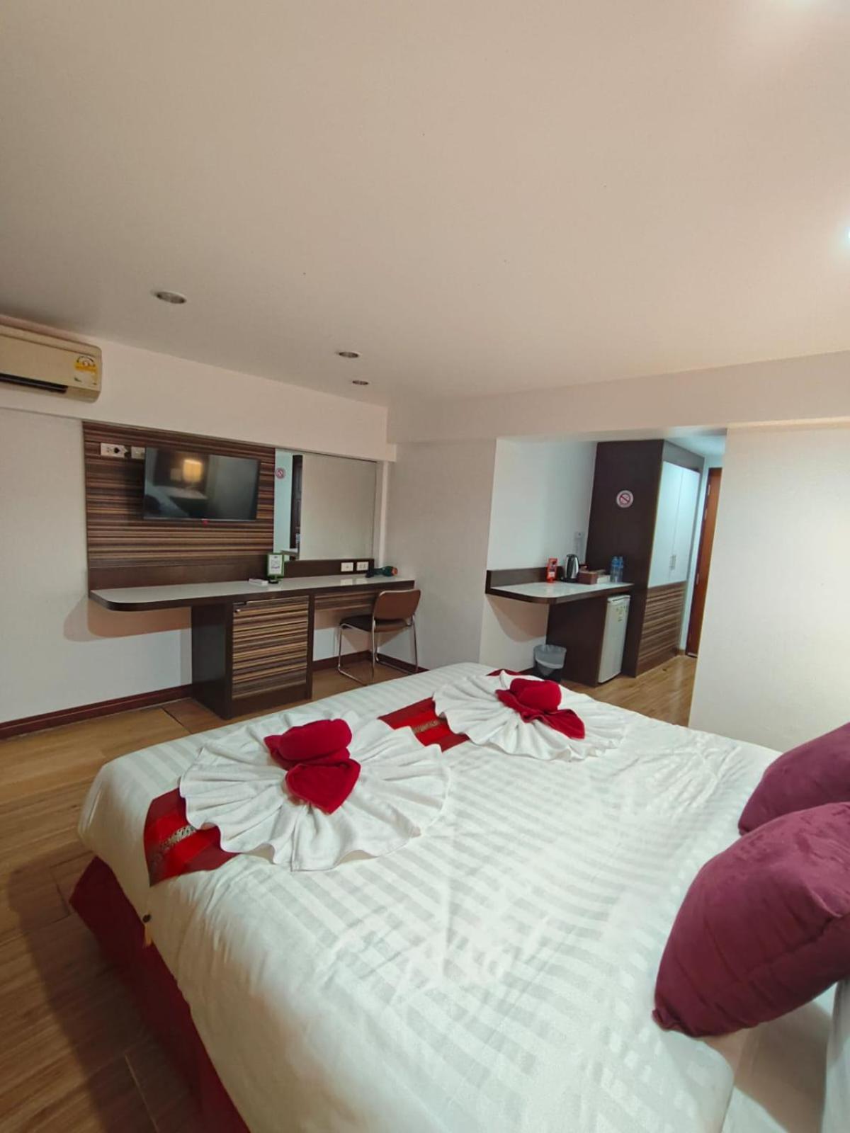 Patong Max Value Hotel Exterior photo