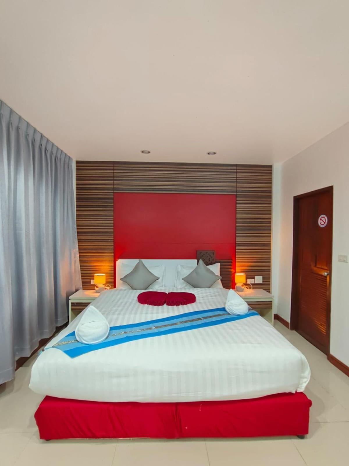 Patong Max Value Hotel Exterior photo