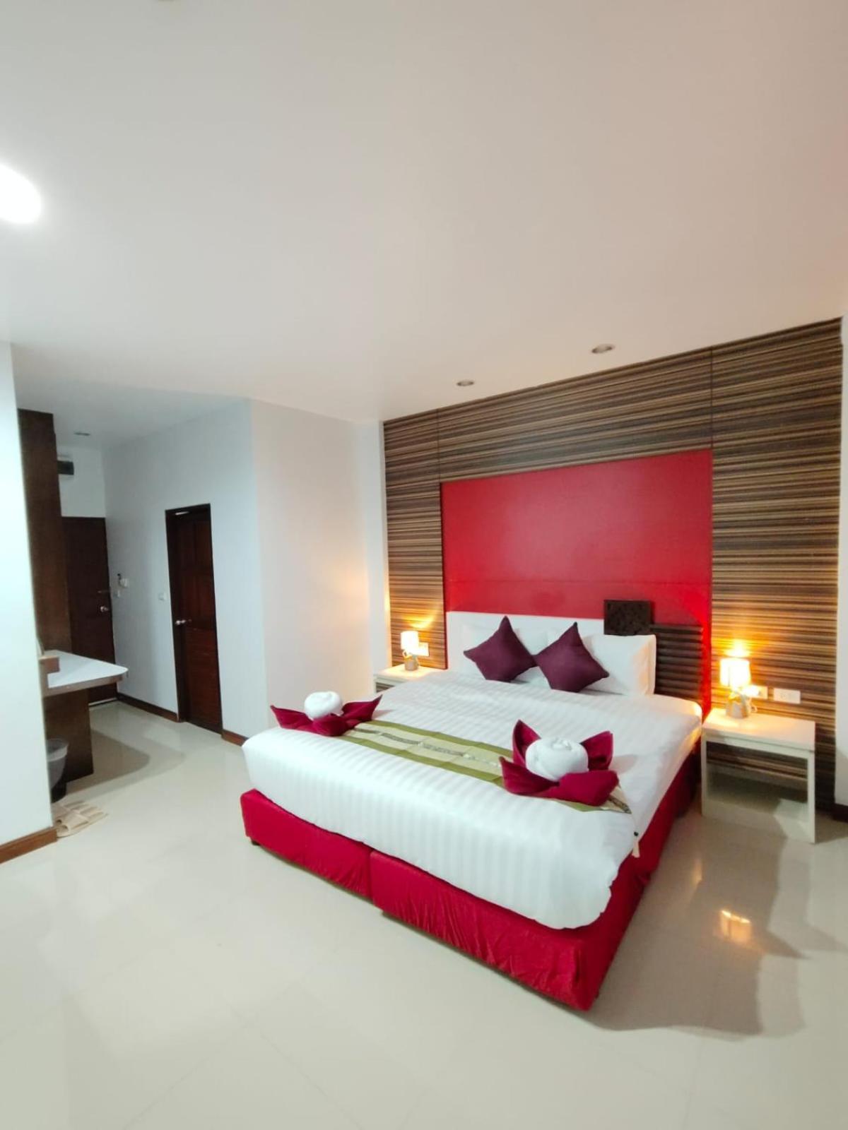 Patong Max Value Hotel Exterior photo