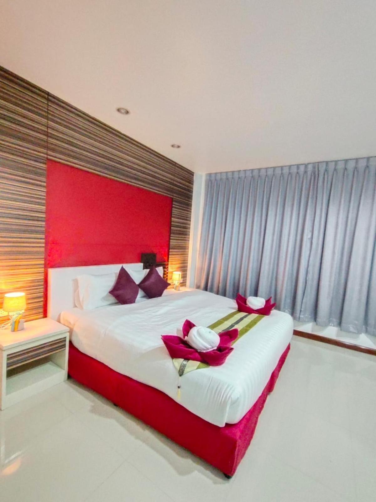 Patong Max Value Hotel Exterior photo