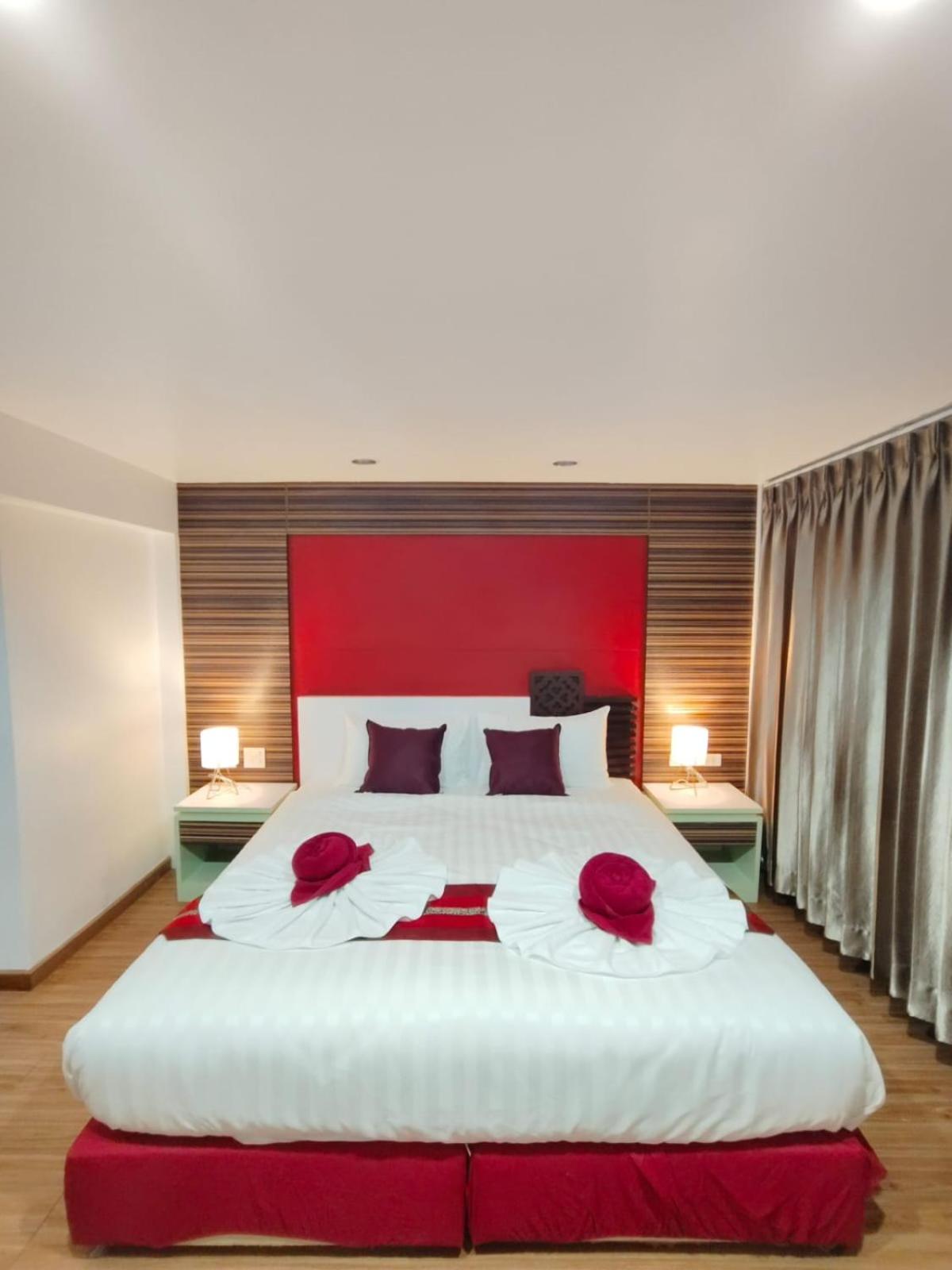 Patong Max Value Hotel Exterior photo