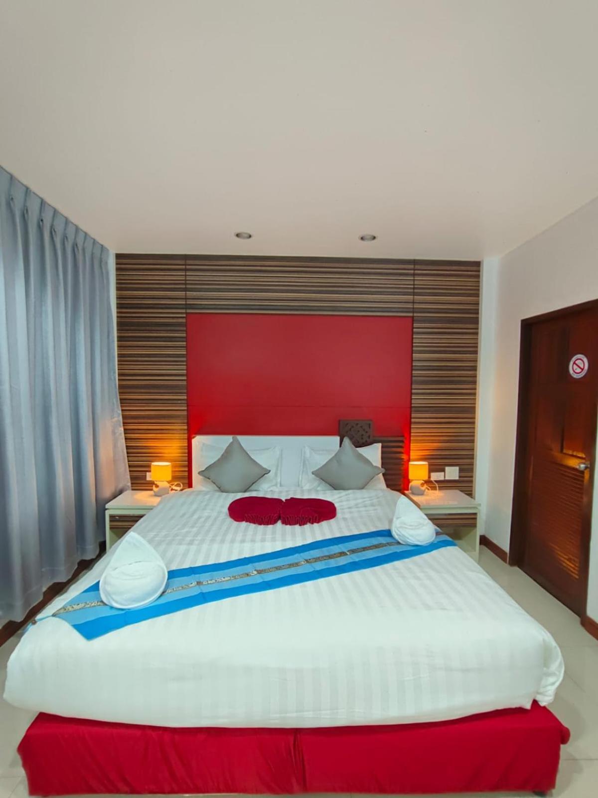 Patong Max Value Hotel Exterior photo