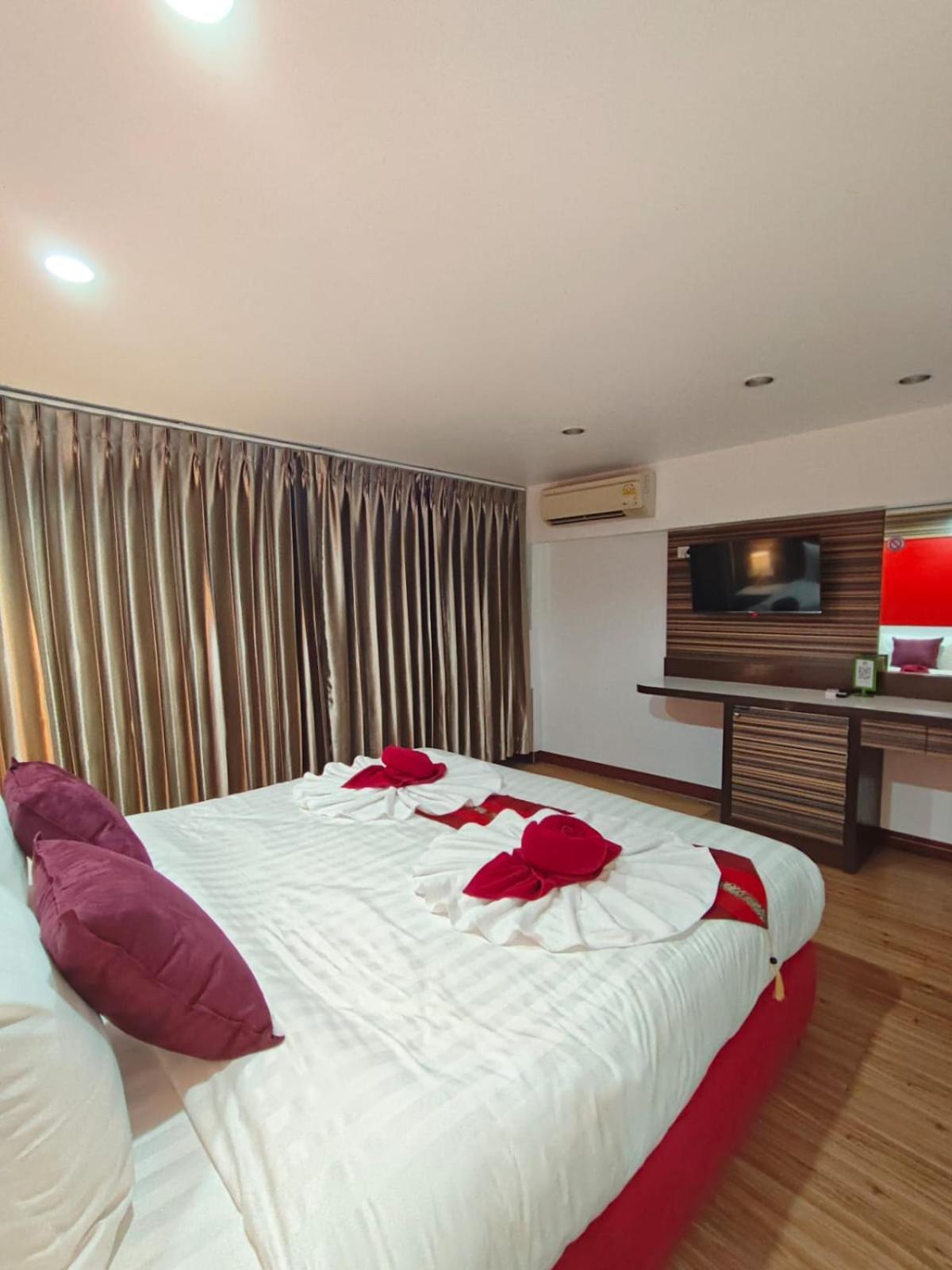 Patong Max Value Hotel Exterior photo