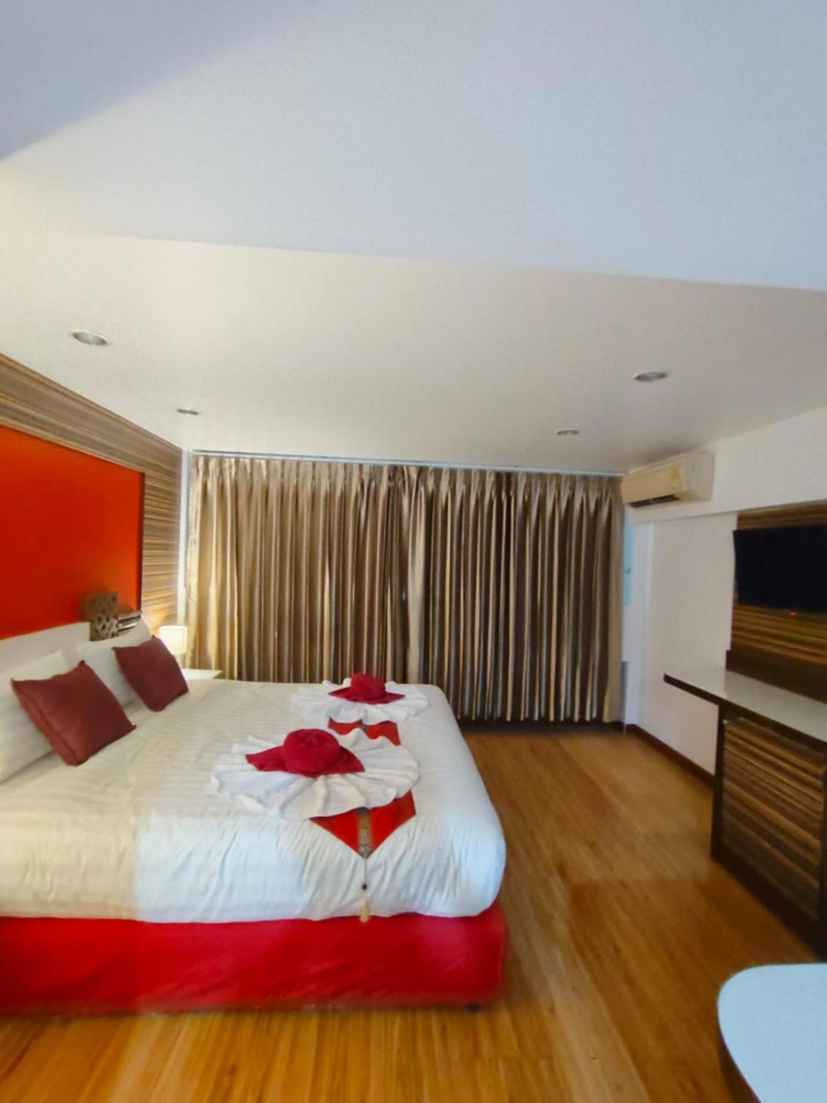 Patong Max Value Hotel Exterior photo