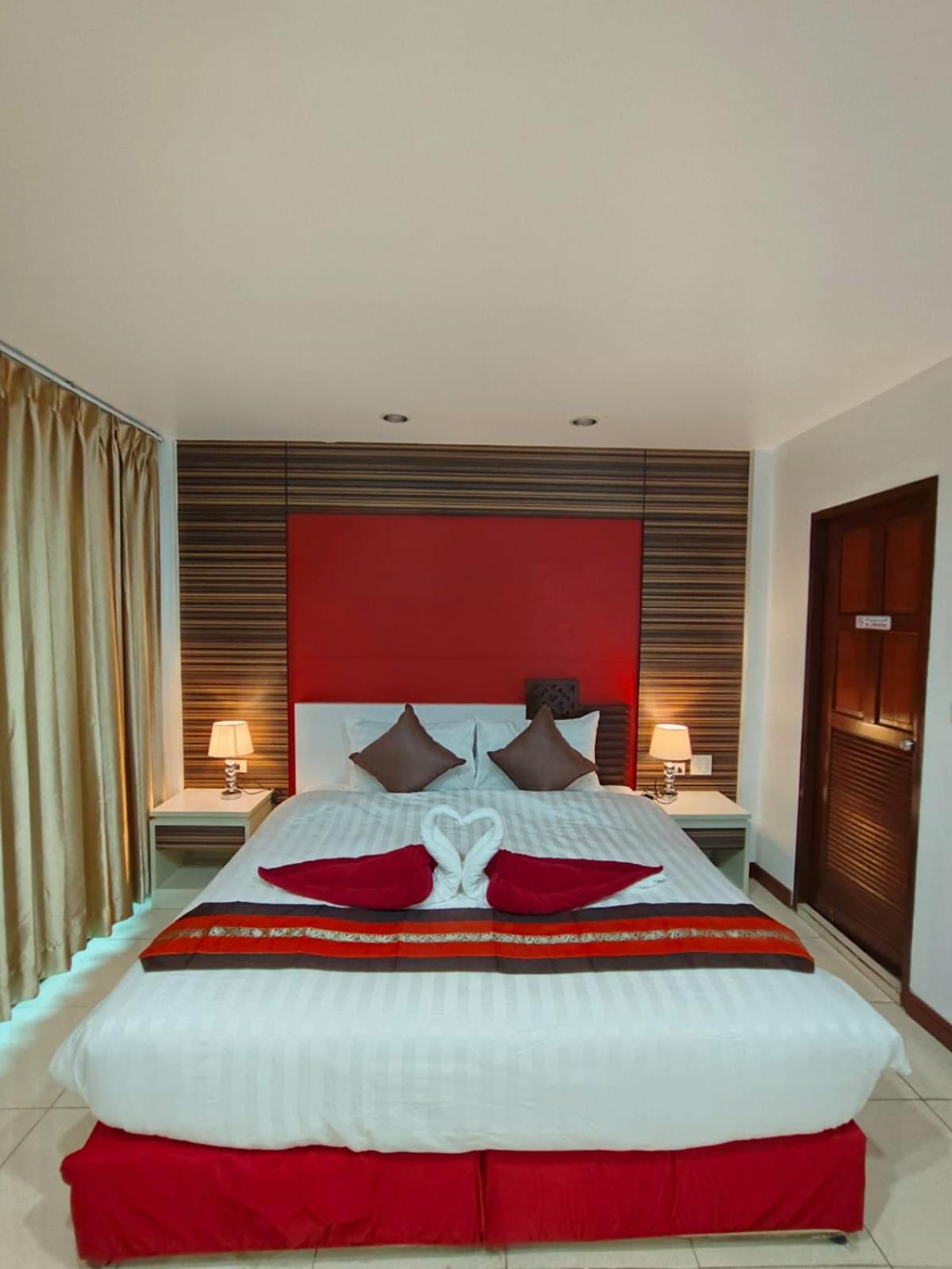 Patong Max Value Hotel Exterior photo